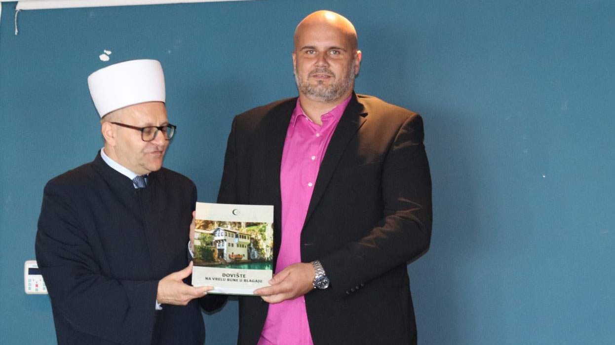 Muftija Dedović dodijelio priznanje Mehi-ef. Omeragiću najuspješnijem muallimu  u 2025. godini