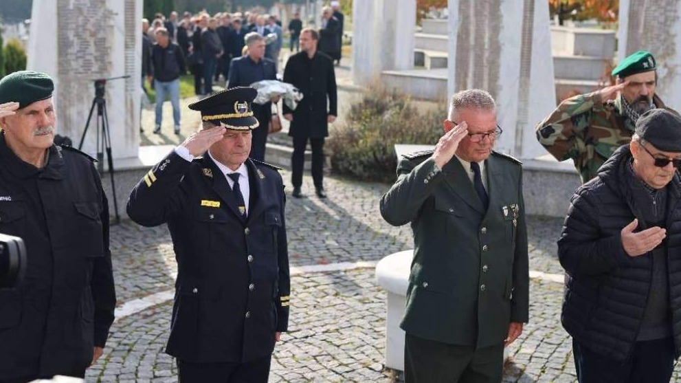 Sjećanje na heroje Petog korpusa Armije RBiH: Položeno cvijeće na centralnom spomen-obilježju