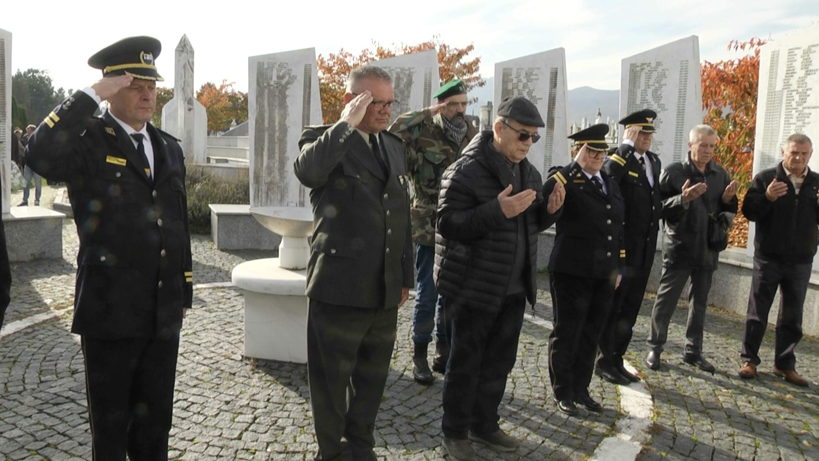 Polaganje cvijeća pred Dan 5. korpusa Armije Republike Bosne i Hercegovine
