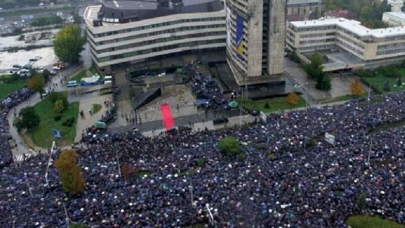 Na današnji dan više od 100.000 ljudi klanjalo dženazu prvom predsjedniku RBiH: Život i djelo Alije Izetbegovića bili sudbonosno vezani za Bosnu