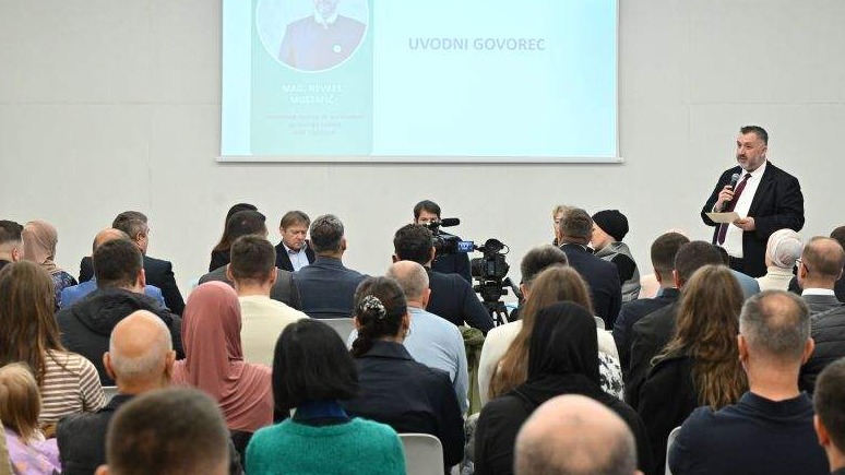 MKC Ljubljana: Održana druga javna rasprava o prilagođavanju školskih jelovnika za djecu koja ne jedu svinjetinu