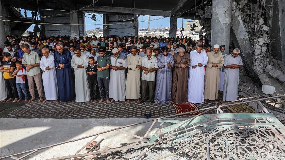 Palestinci klanjali džuma-namaz usred ruševina džamije u Khan Younisu