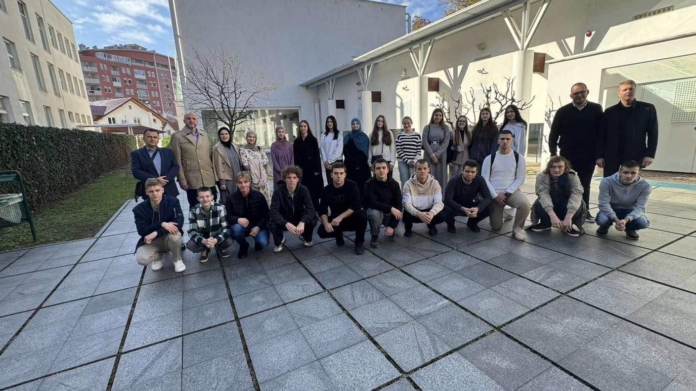 Polaznici "Kursa islama" iz Maglaja posjetili Behram-begovu medresu u Tuzli