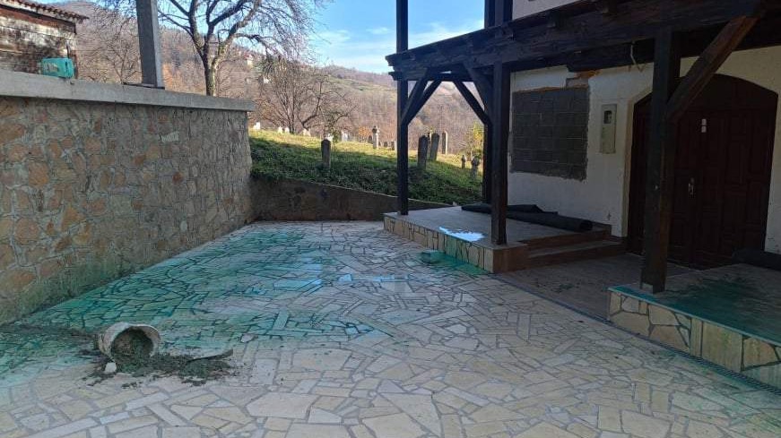 Vandalizam u Željeznom Polju: Oštećena stara džamija u obnovi