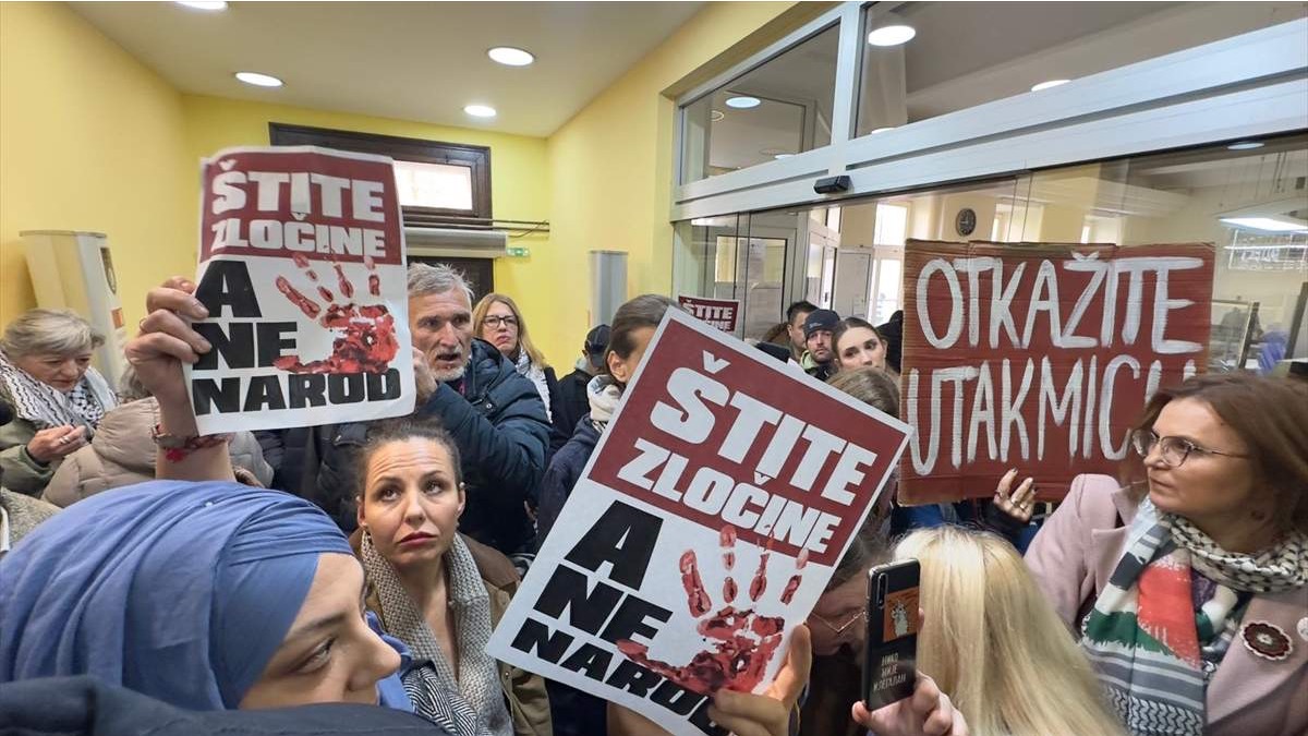 Demonstranti traže otkazivanje utakmice Dubaija i izraelskog Hapoela u Sarajevu: "Ko šuti podržava genocid"