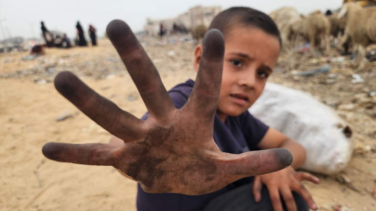 Palestinska djeca pretražuju hrpe smeća u potrazi za hranom