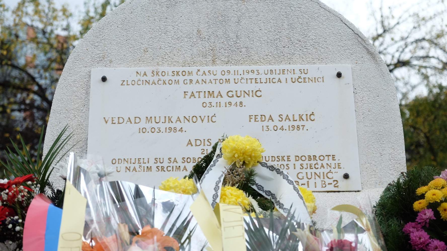 Granata ispaljena s položaja Vojske RS-a: Obilježena 32. godišnjica ubistva učiteljice Fatime Gunić i njenih učenika