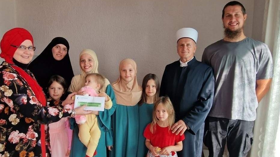 Podrška natalitetu: Poklon reisul-uleme šestom djetetu porodice Hasanović iz Kalesije