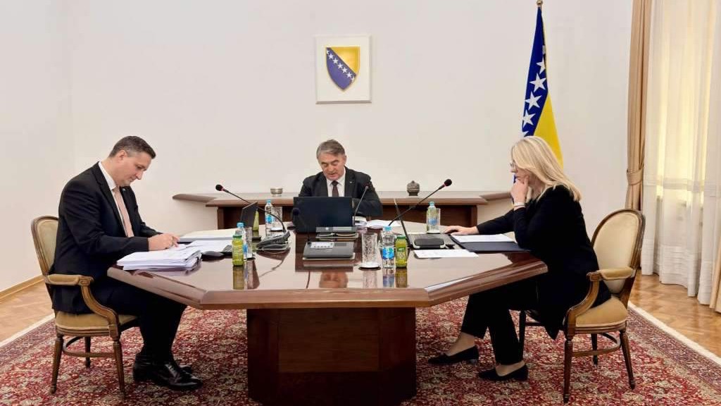 Komšić i Bećirović: Usvajanjem budžeta obezbijeđeno nesmetano funkcionisanje institucija BiH