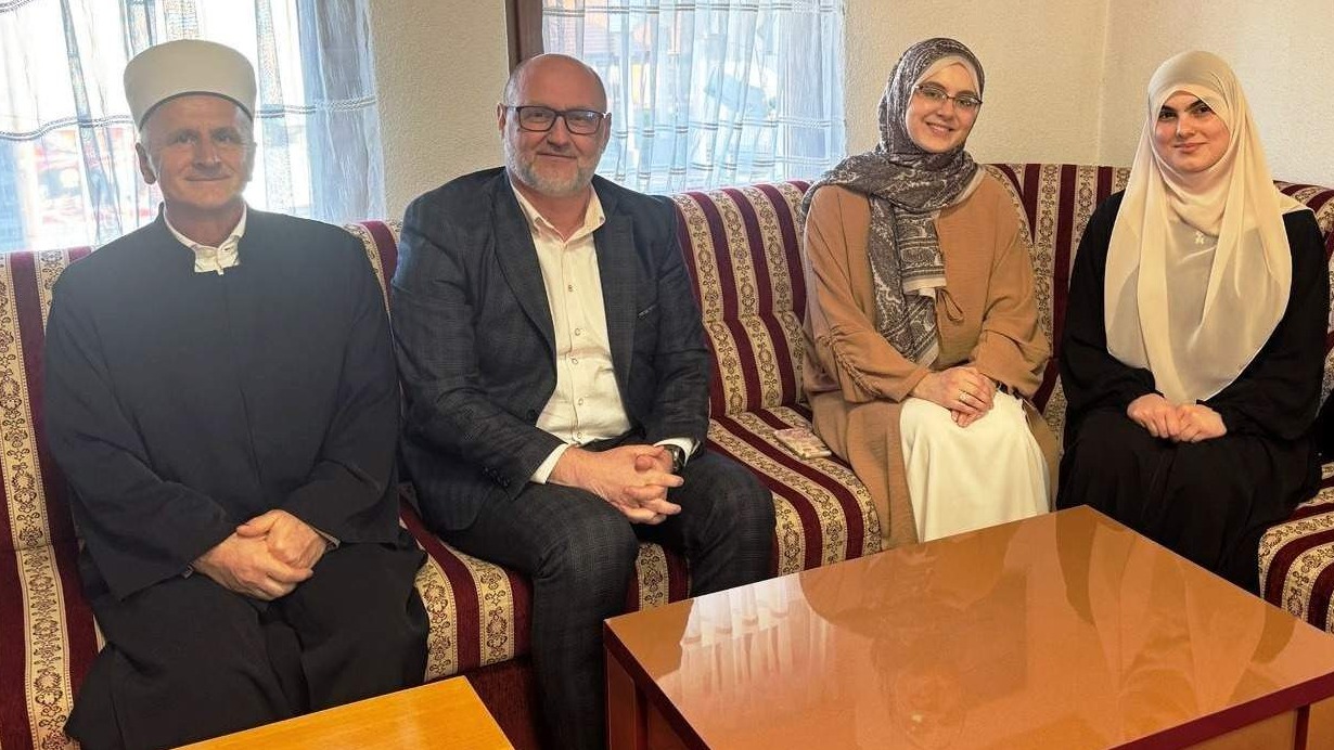 Kalesija: Prijem za nove hafize Mirhu Čikarić i Merjemu Mujkanović