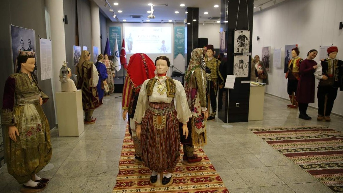 Izložba "A La Turka" u Sarajevu otkriva kulturne veze Istoka i Zapada kroz tradicionalnu nošnju