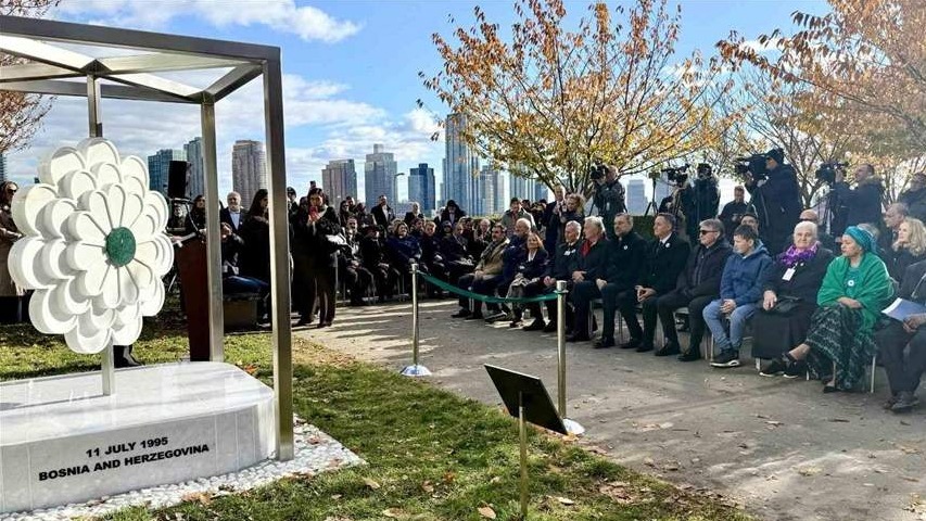 Otkriven "Cvijet Srebrenice" ispred zgrade UN-a u New Yorku