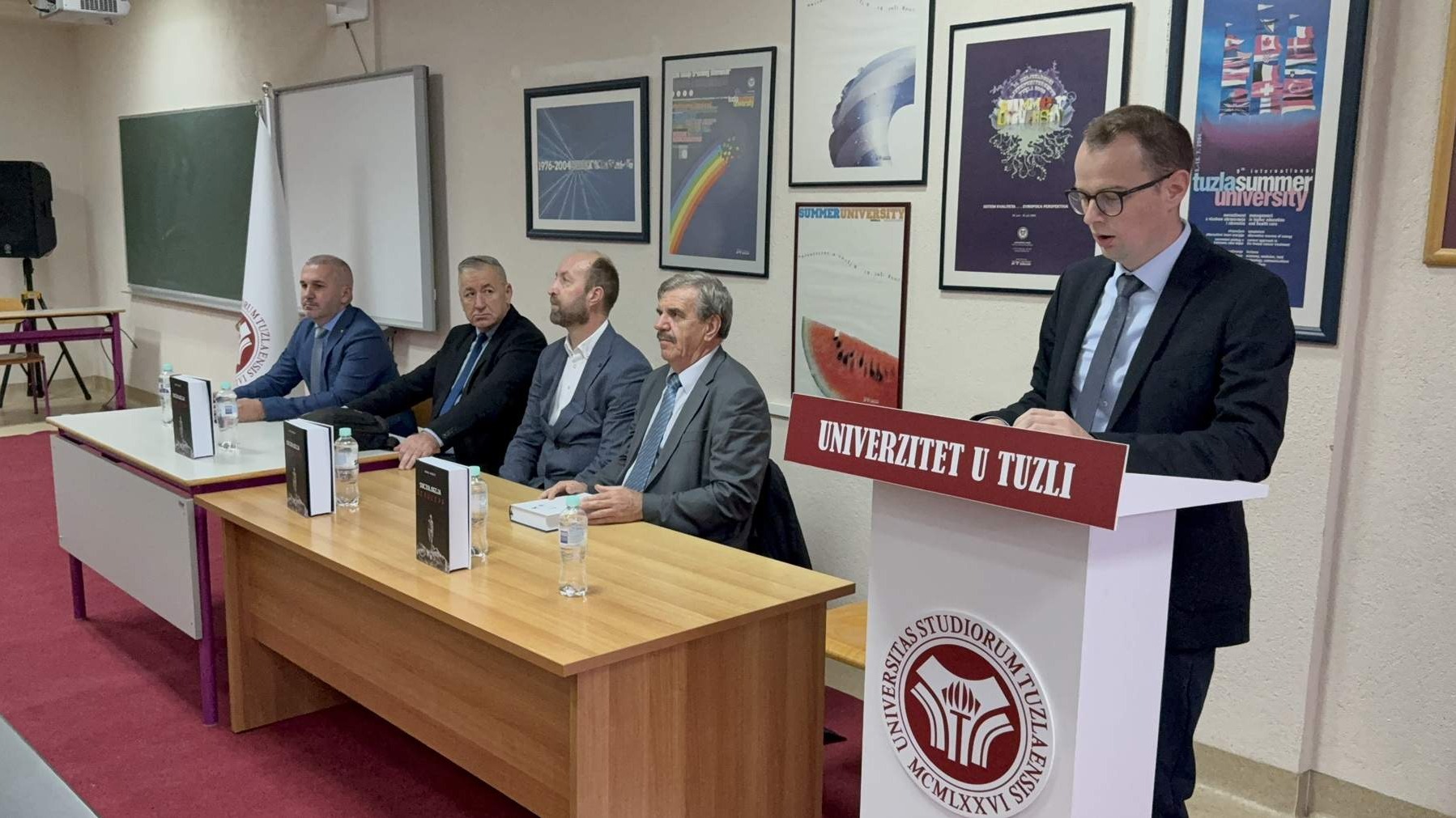 „Sociologija genocida“ promovisana u Tuzli: Knjiga koja oblikuje naučno razumijevanje genocida