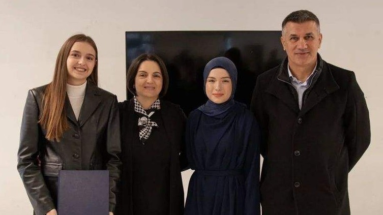 Dodijeljene stipendije u čast Azre i Alme: Nagrađene najbolje studentice