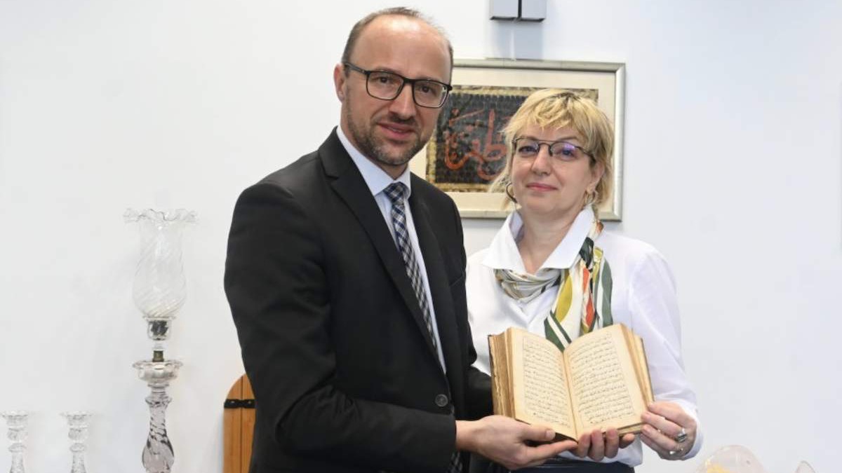 Dragocjeni rukopis i porodični zlatnik poklonjeni Gazi Husrev-begovoj biblioteci