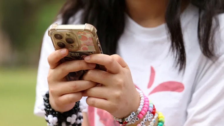 Australija sutra postaje prva država koja uvodi zabranu društvenih mreža za tinejdžere