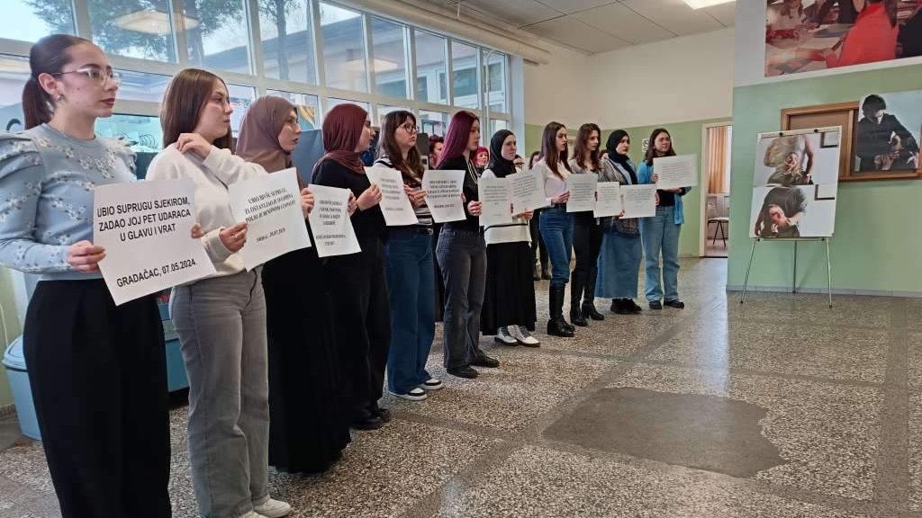 Filozofski fakultet Zenica izložbom fotografija odao počast žrtvama femicida u BiH