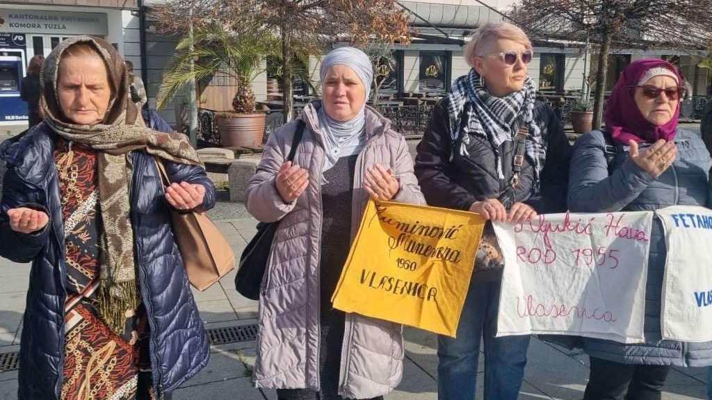 Poruke s Trga slobode: Otvorite masovne grobnice, vrijeme ističe