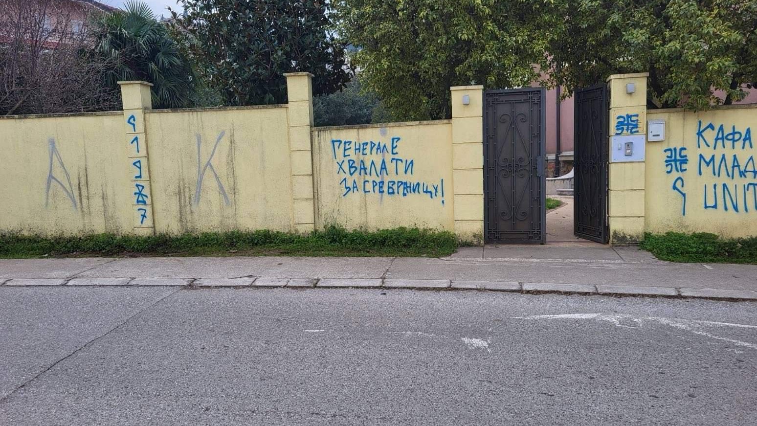 Osvanuli grafiti veličanja ratnog zločinca Mladića na ambasadi BiH u Podgorici