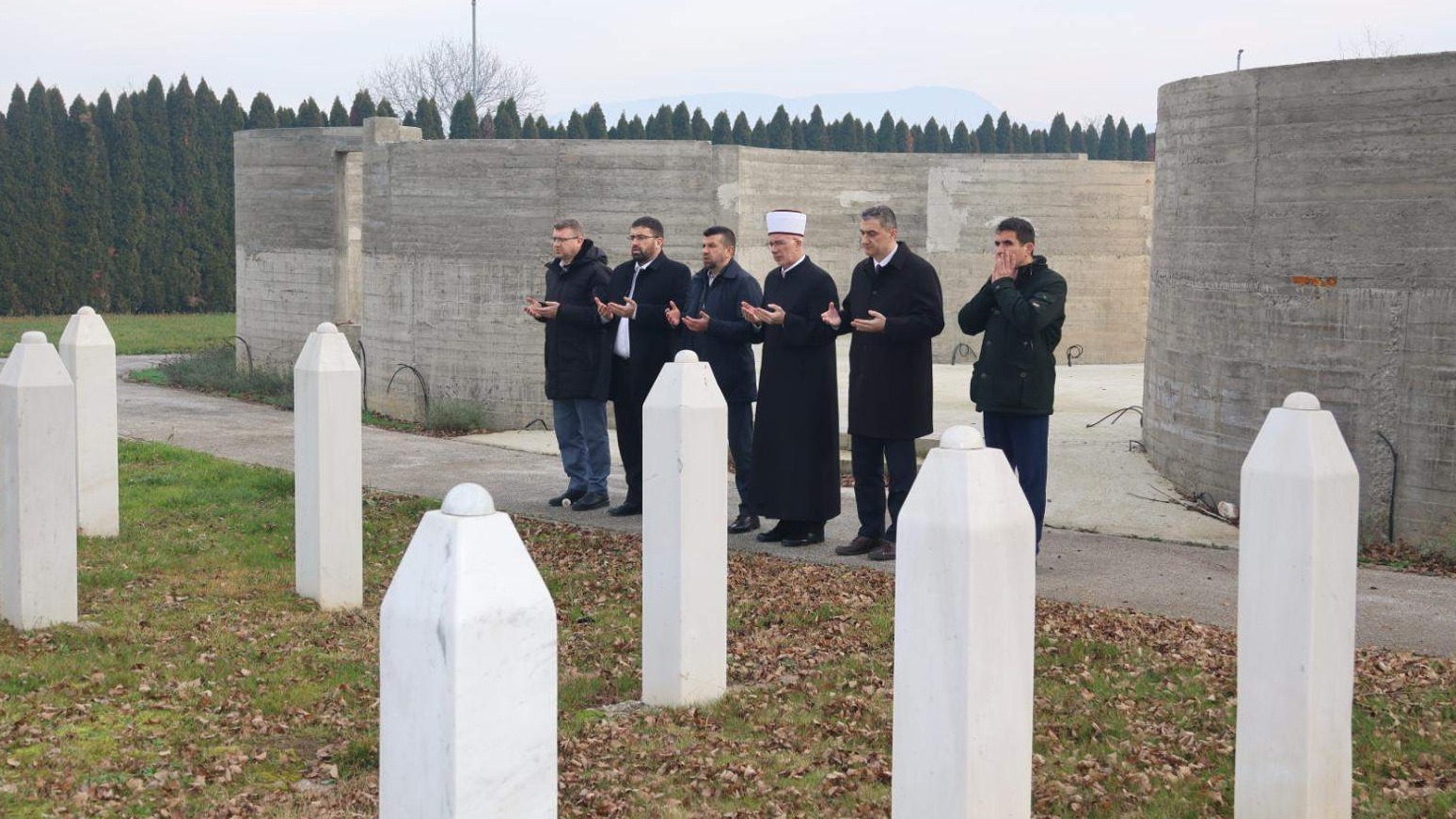 Muftija Fazlović posjetio šehidsko mezarje Veljaci u Bratuncu