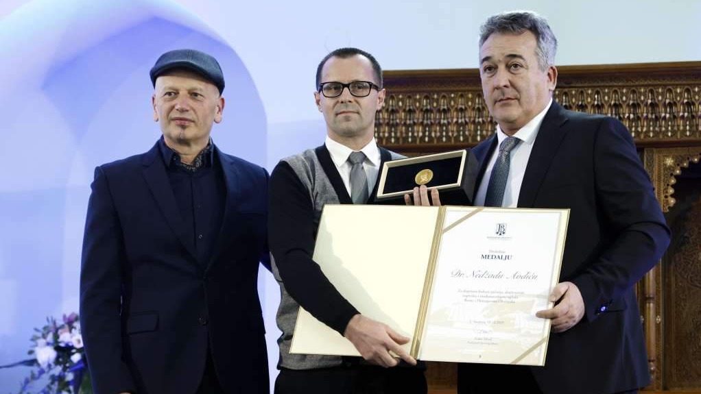 Medalja Bošnjačkog instituta Nedžadu Avdiću koji je preživio strijeljanje u Srebrenici