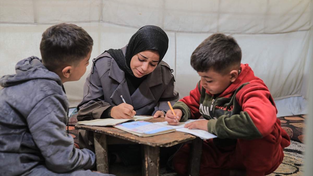 U izraelskom napadu ostali bez roditelja: Negam brine o petero braće i sestara u Gazi