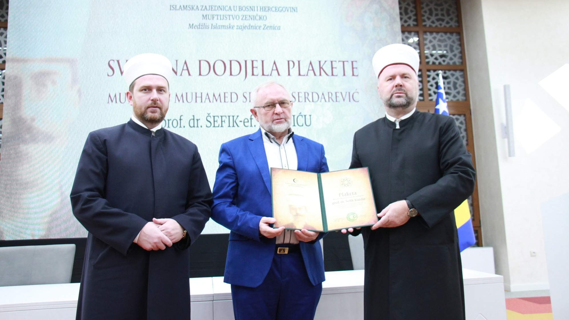 Priznanje "Plaketa Muderris Muhamed Seid-ef. Serdarević" dodijeljeno profesoru Šefiku Kurdiću 