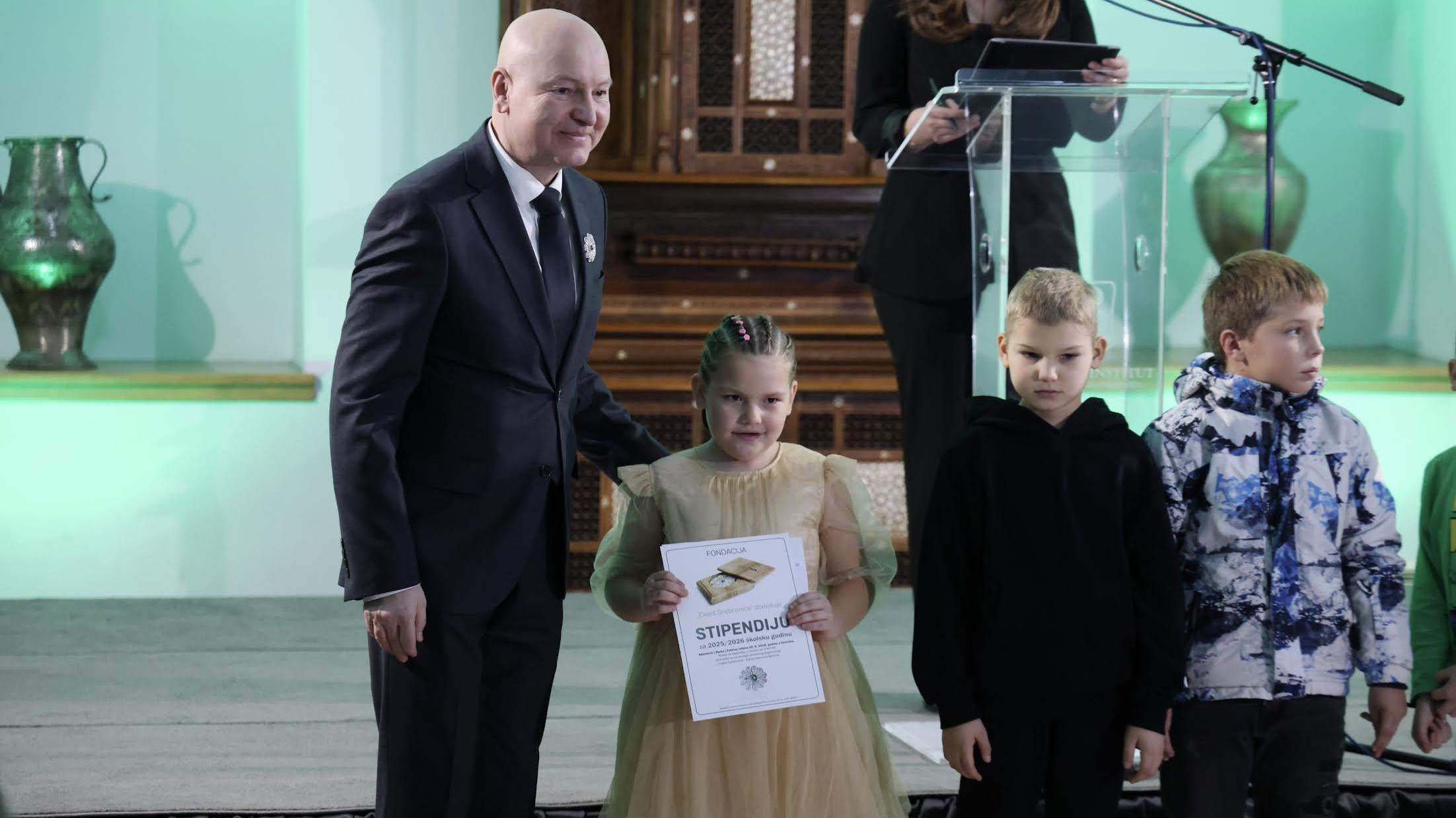 Dodijeljene stipendije „Cvijet Srebrenice“ za 55 učenika i studenata