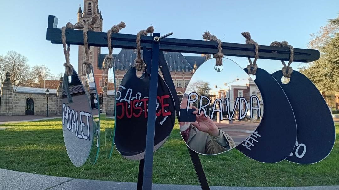 U Hagu postavljena Derviševićeva umjetnička instalacija "Pravda, susret sa sobom"