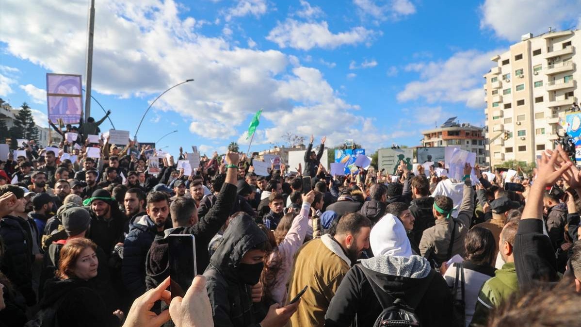 Troje poginulih, desetine ranjenih u napadima tokom protesta u Siriji koji pozivaju na federalizam