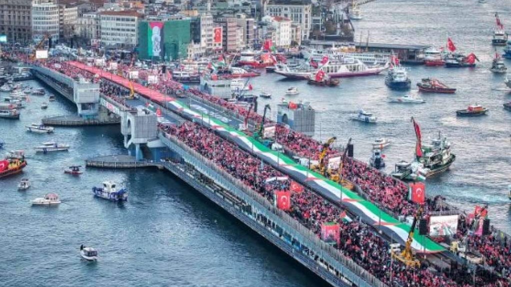 Propalestinski marš okupio preko pola miliona ljudi na mostu Galata u Istanbulu