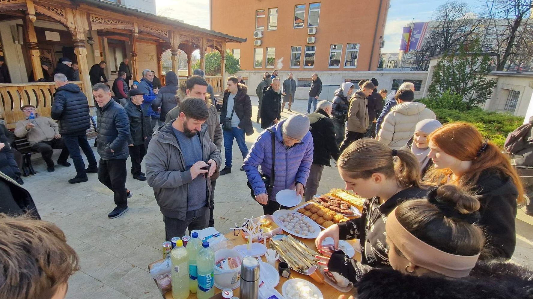 “Bazar dobrote” u Bijeljini: mladi džemata Sultan Sulejmanove Atik džamije okupili vjernike nakon džume