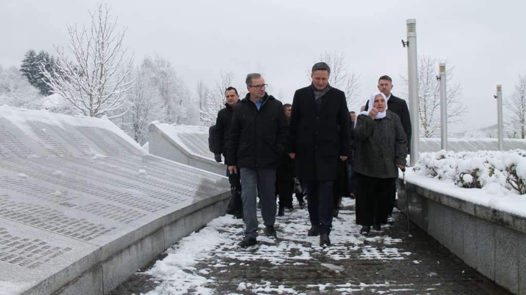 Bećirović sutra u posjeti Memorijalnom centru Srebrenica