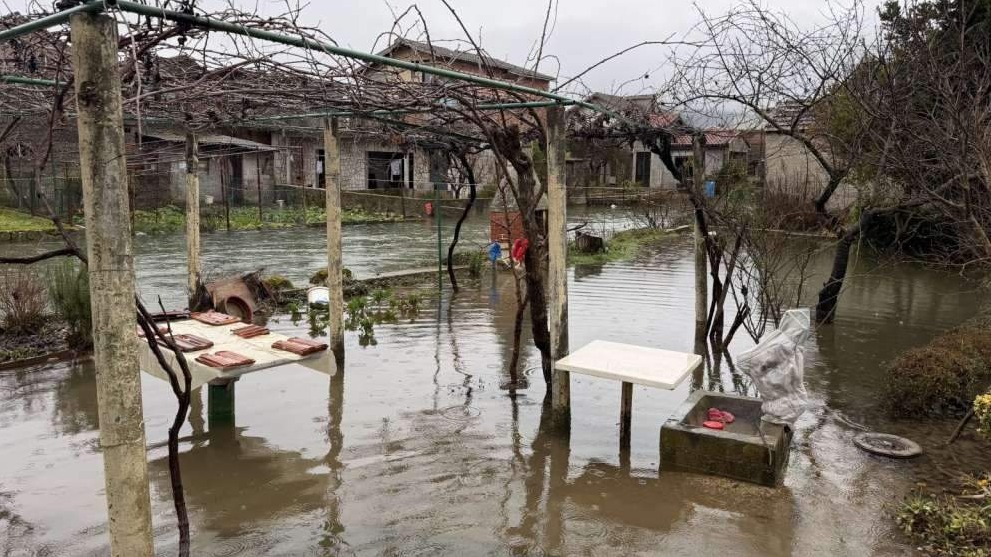 Nivo vode u rijekama Radobolja i Buna u blagom opadanju, polja uz Trebižat i dalje poplavljena