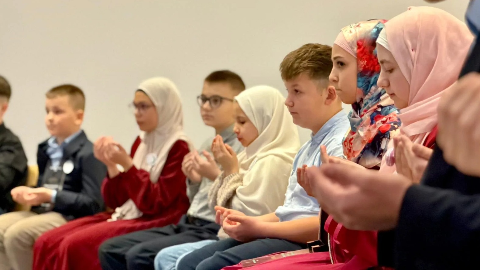 “Večer Kur’ana” u Ljubljani: Polaznici mektepske pouke pokazali zavidno znanje