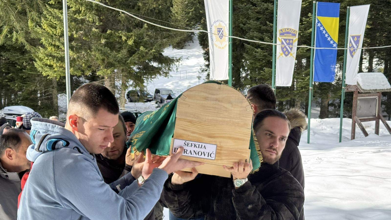 Dženaza rahmetli Šefkiji Duranoviću klanjana na musalli Ratne džamije na Igmanu