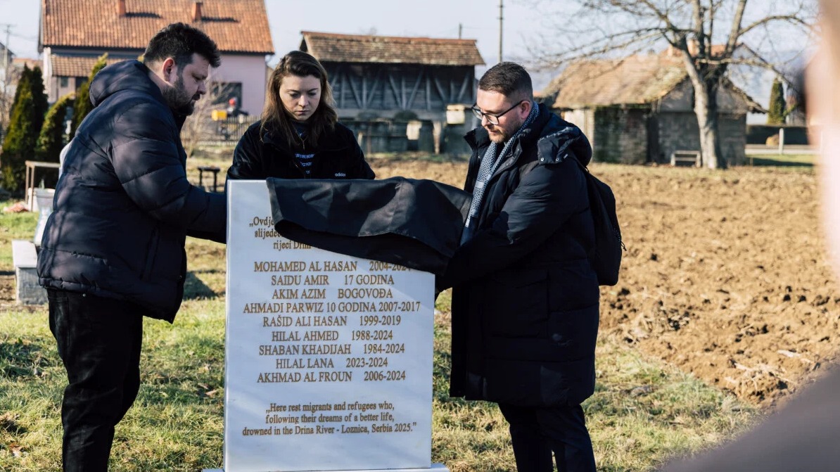 Na granici BiH i Srbije obilježeni grobovi 28 migranata: "Njihov jedini grijeh su preslabi pasoši"