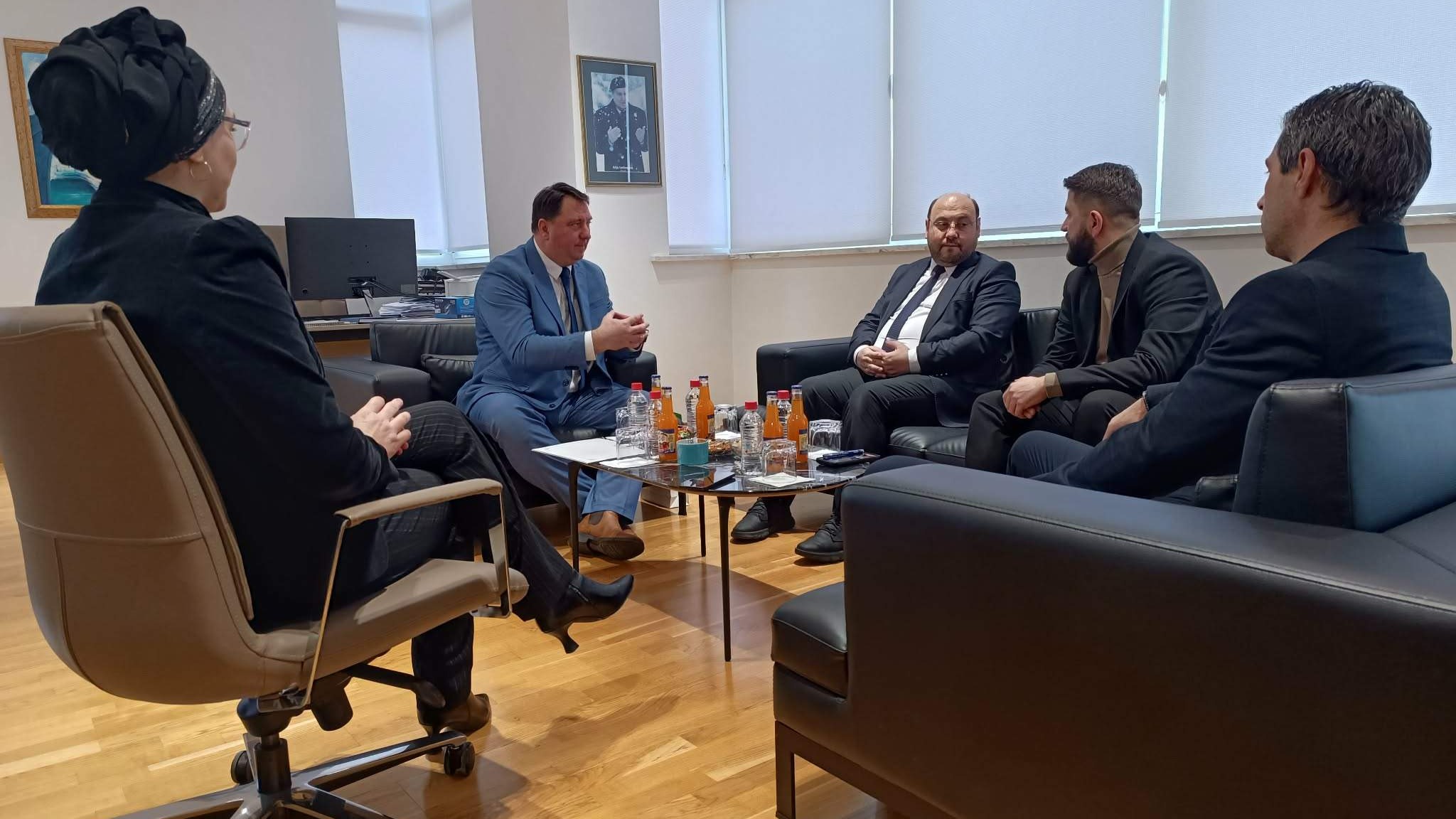 Ataše Güvenç u posjeti Media centru IZ: Predstavljanje programa stipendija i razgovor o saradnji