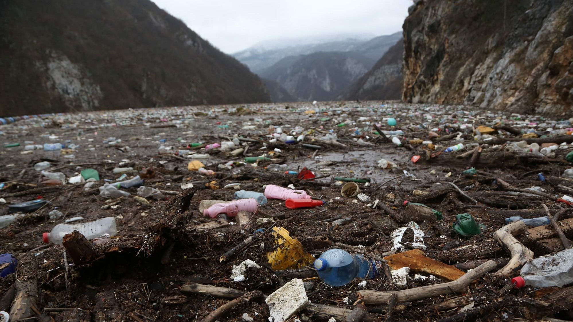 Otpad ponovo zatrpao Višegradsko akumulaciono jezero na rijeci Drini