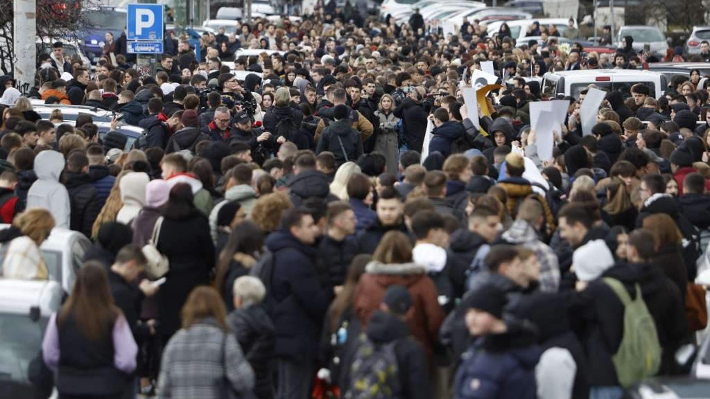 Stotine srednjoškolaca, studenata, prijatelja i građana odalo počast žrtvama tramvajske nesreće