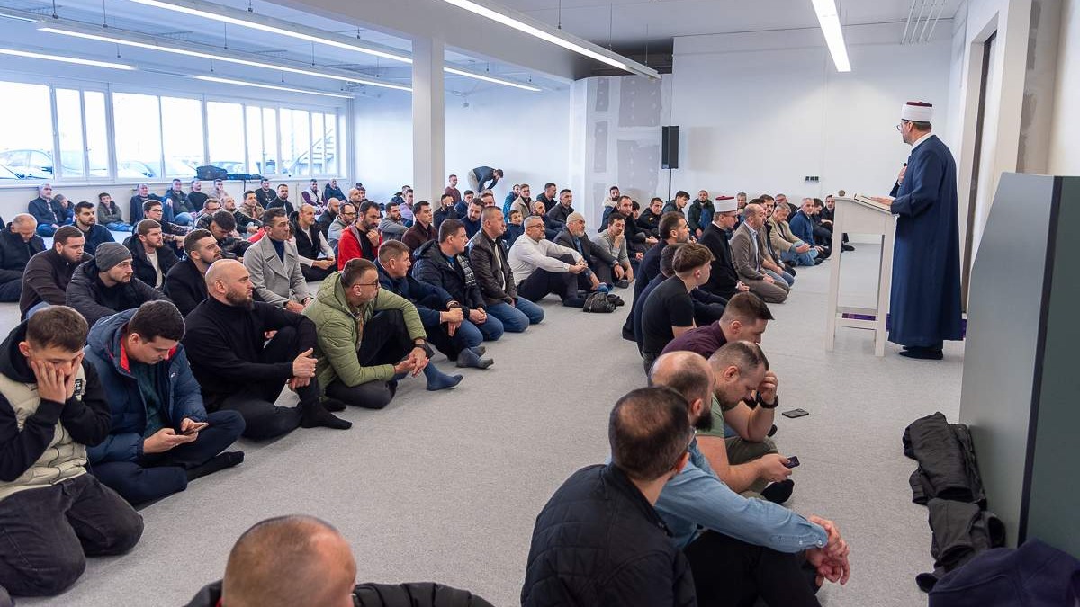 Prvi džuma-namaz u džematu Grac