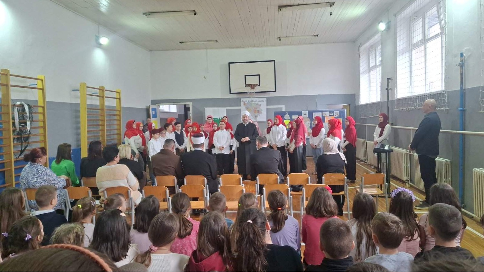 MIZ Tuzla: Darivanje lektirnih naslova za tri škole