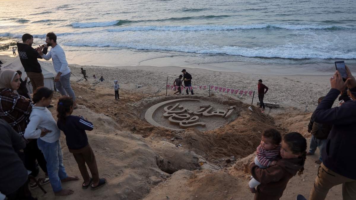 Umjetnik na obali Gaze ispisao poruku dobrodošlice mjesecu ramazanu