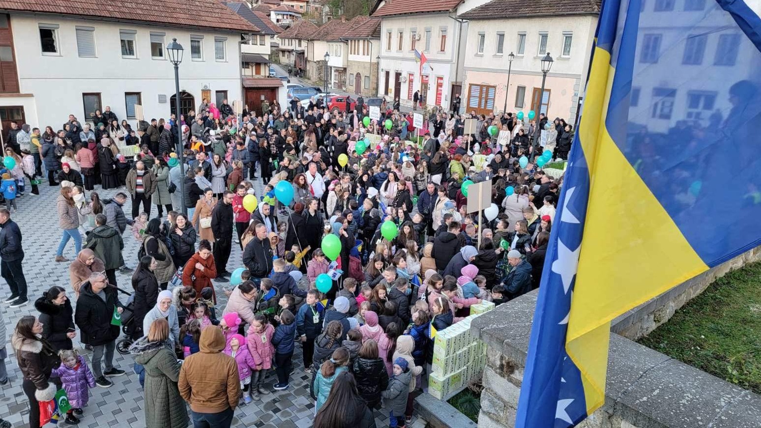 Ramazanski vozić u Maglaju okupio oko 700 mališana: Svi dobili besplatne ramazanske paketiće