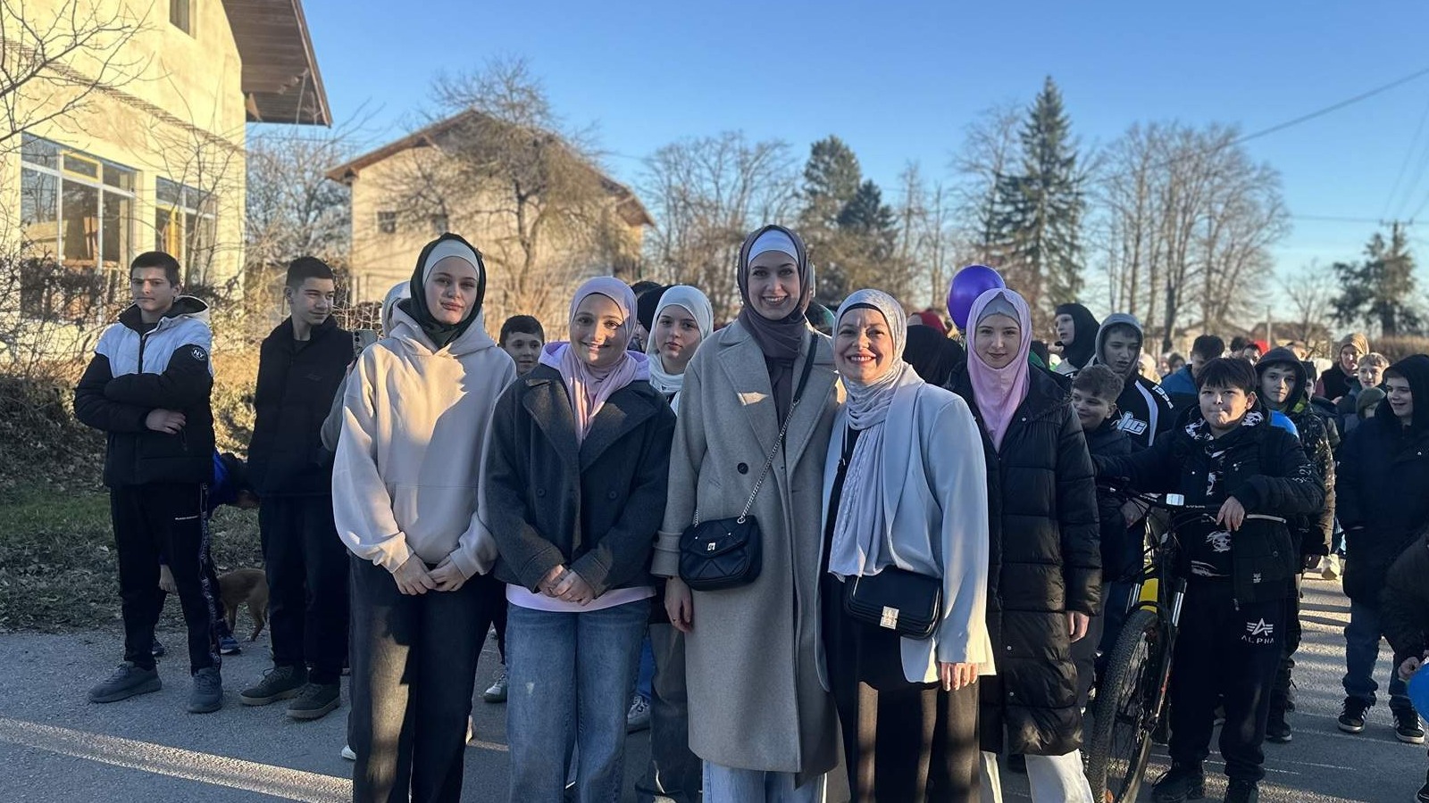 Ramazanski vozić u Kozarcu okupio djecu koja su s radošću dočekala najdražeg gosta