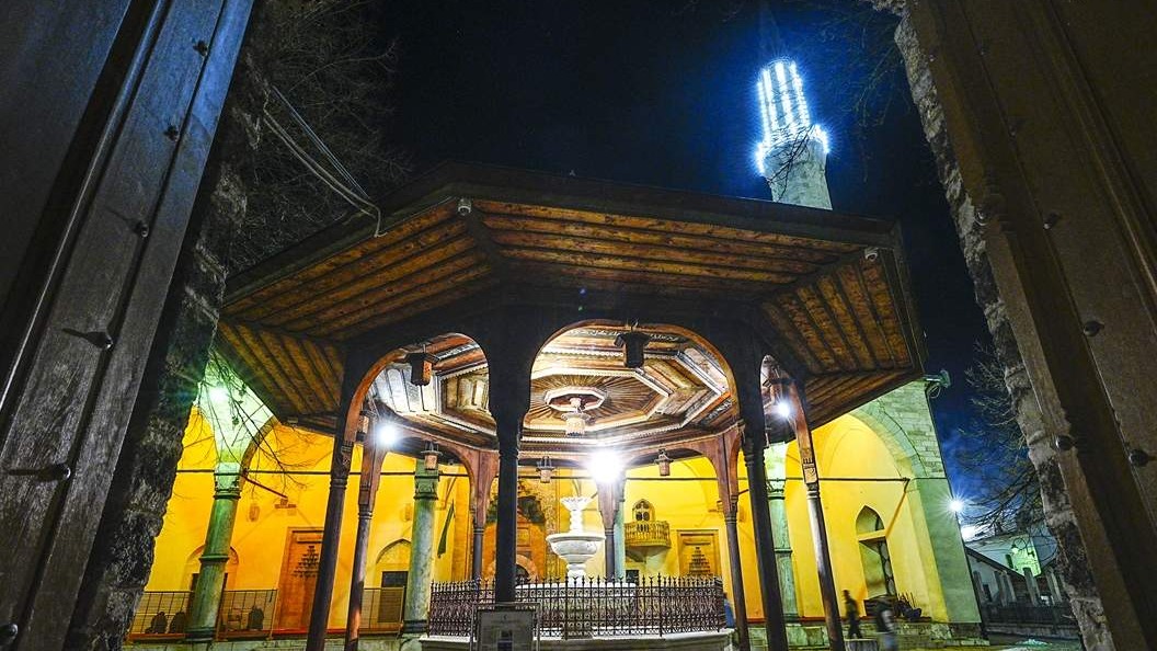 Muslimani u Gazi Husrev-begovoj džamiji klanjali prvi teravih-namaz 