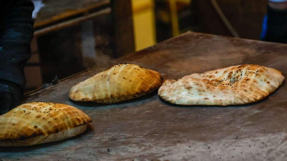 Prvi dan ramazana u Sarajevu: Miris somuna podsjeća na tradiciju, dugi redovi pred pekarama