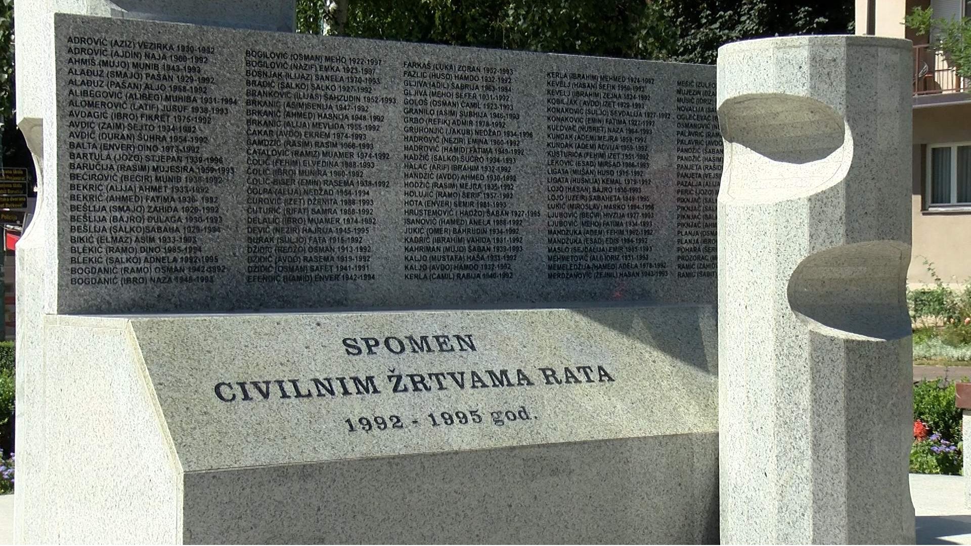 Polaganje cvijeća na spomen-obilježjima u Vogošći u znak sjećanja na šehide, poginule borce i civilne žrtve rata