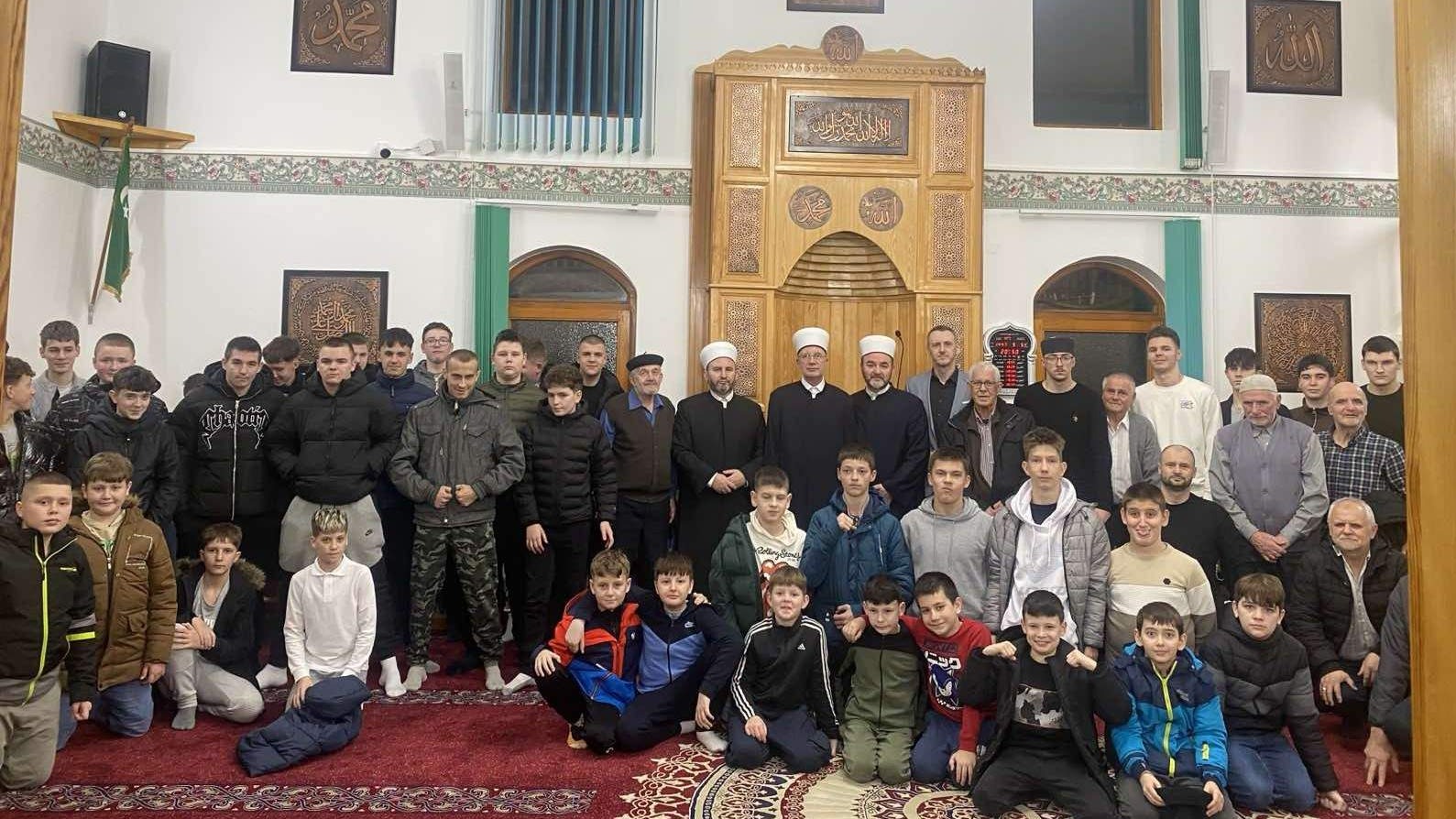 Tuzla: Snaga džemata Moluhe u punim safovima omladine i djece