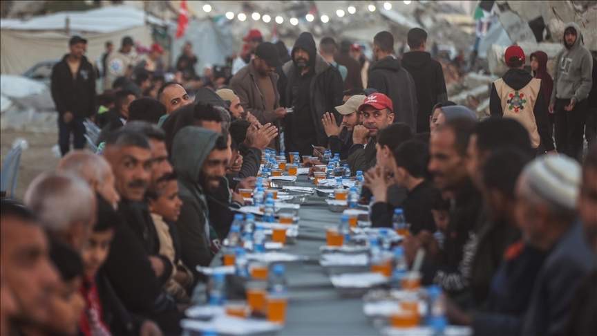 Zajednički iftar priređen za raseljene Palestince u četvrti Zeitoun u Gazi